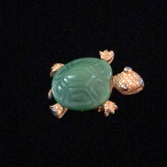 Vintage Crown Trifari Gold Tone Green Lucite Turtle Brooch Pin - Picture 1 of 6